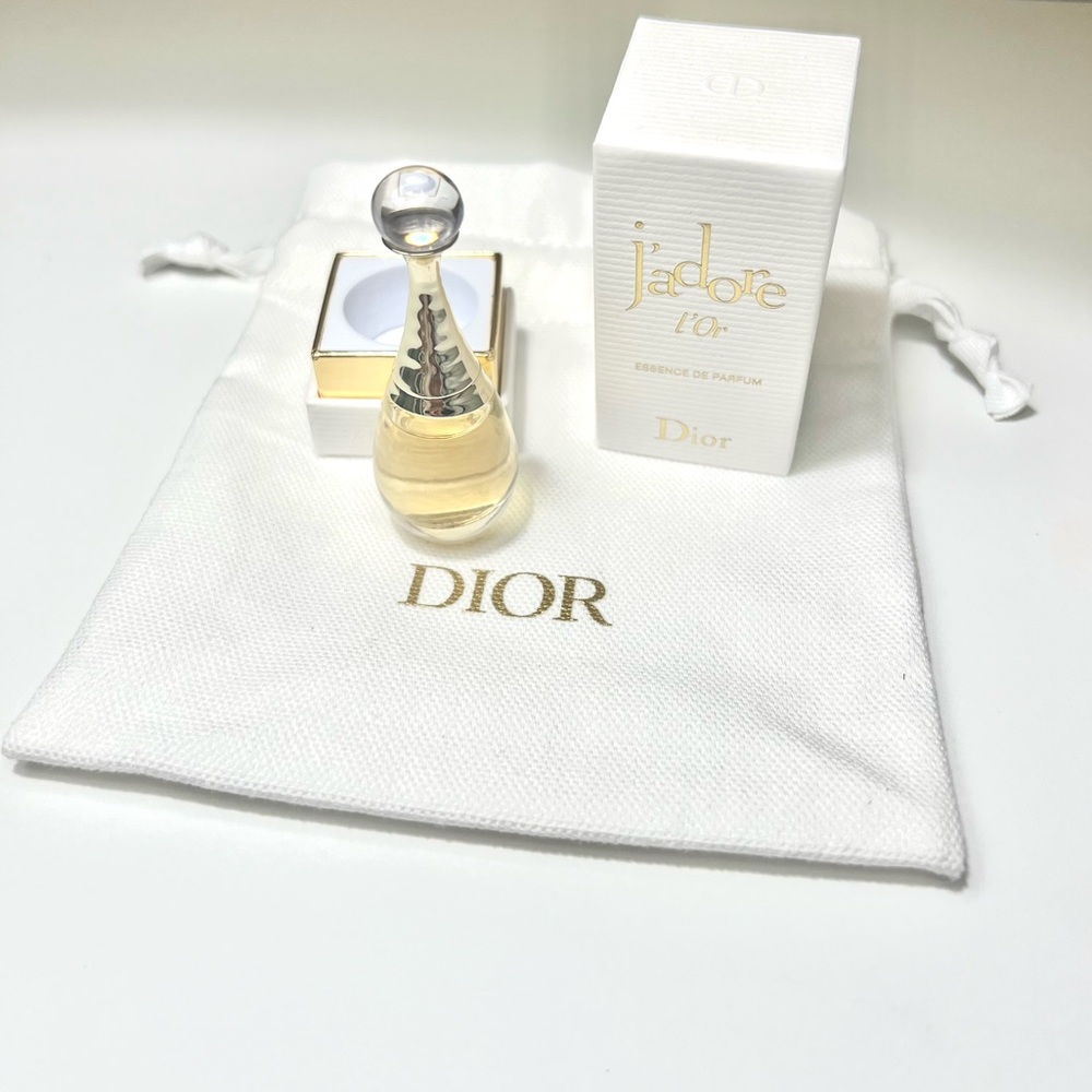 J’daore l’Or with Dior white pouch